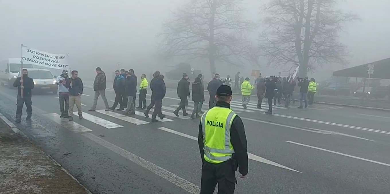 Protestujúci poľnohospodári na Dargove žiadajú okamžité odvolanie ministra Vlčana