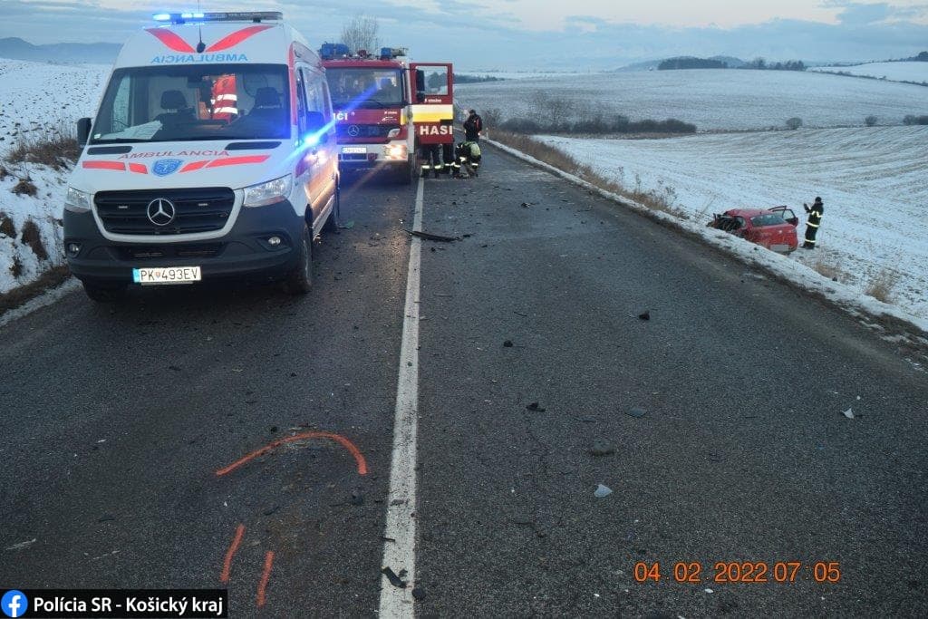 Na Spiši došlo k tragickej dopravnej nehode so sanitkou, ktorá prepravovala 2 osoby (FOTO)