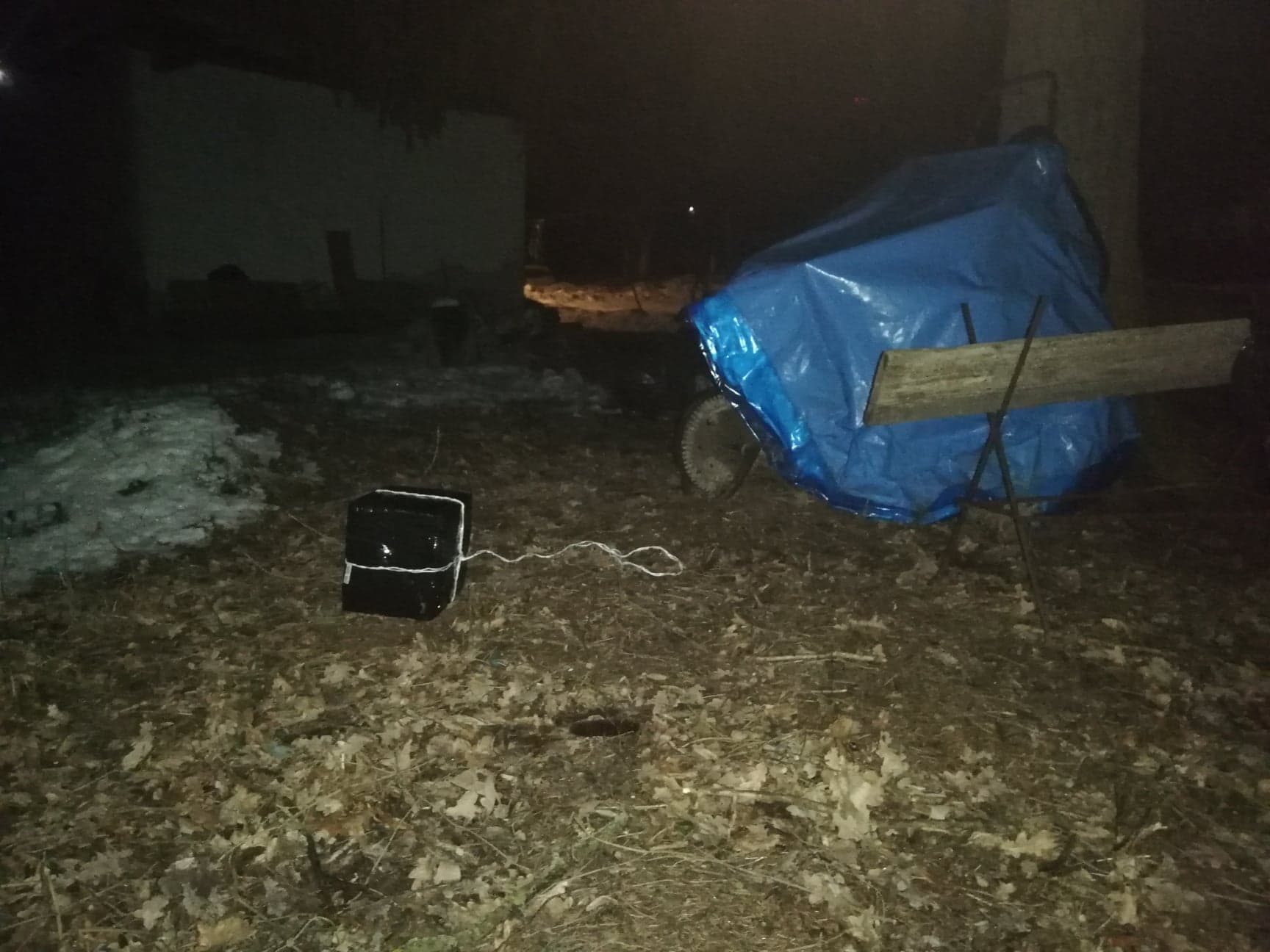 Z neba padali balíky cigariet