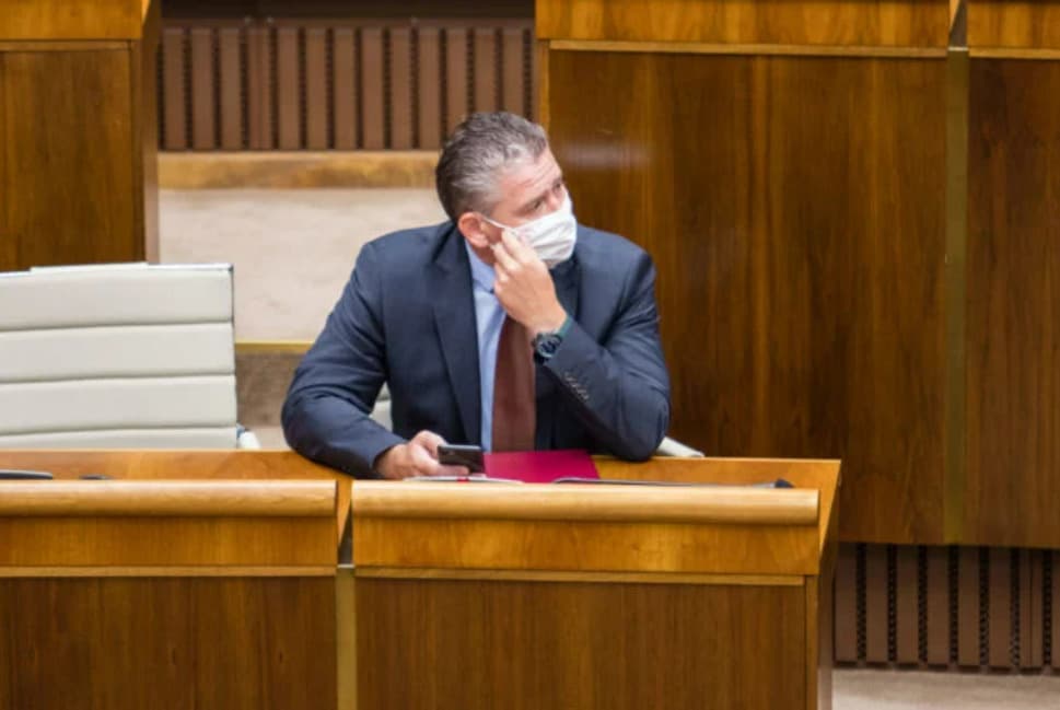 Parlament by mal rokovať o odvolaní ministra Mikulca