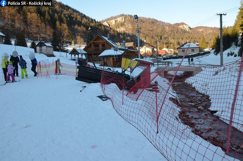 Snežný skúter bez vodiča narazil do turniketu, žena utrpela zranenia (FOTO)
