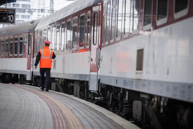 Študenti a seniori už viac nemusia cestovať vlakom zadarmo