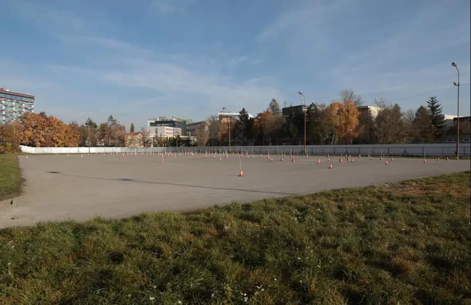 Prenájom parkoviska pri Gymnáziu Alejová už prináša zisk