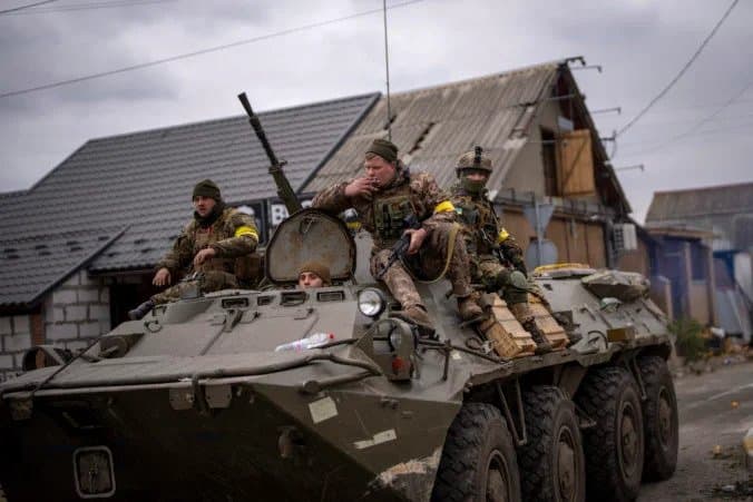 AKTUALIZUJEME: V Mariupoli znova evakuujú civilistov, do armády sa hlási čoraz viac mužov