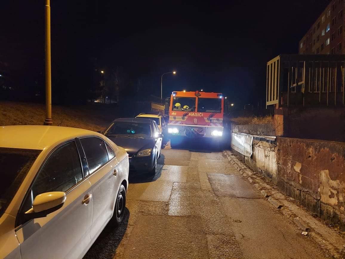 Parkovanie áut predstavuje stále veľký problém. Košickí hasiči sa nevedeli dostať k požiaru