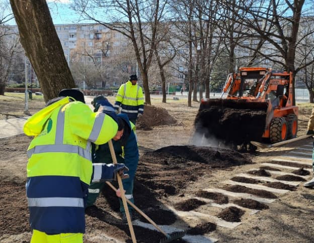 Ako postupujú práce v parku na Toryskej ulici? (FOTO)