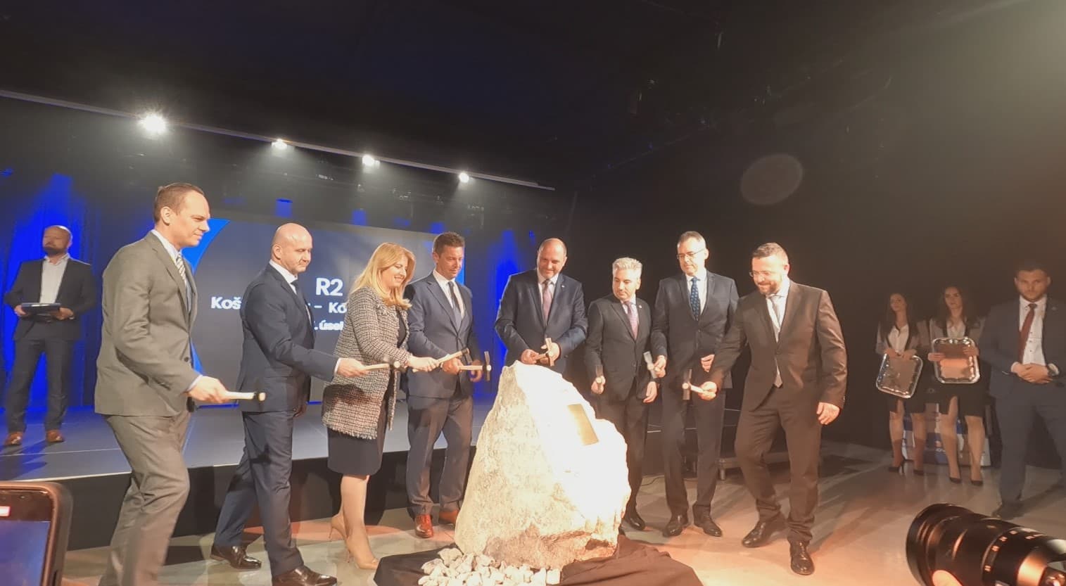 Košický obchvat dostal zelenú. Čaputová a Doležal slávnostne poklepali základný kameň (FOTO)