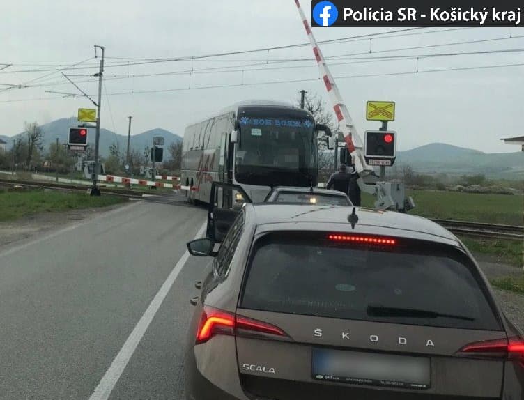 Autobus skončil zakliesnený na železničnom priecestí. O život mohlo prísť minimálne 20 ľudí