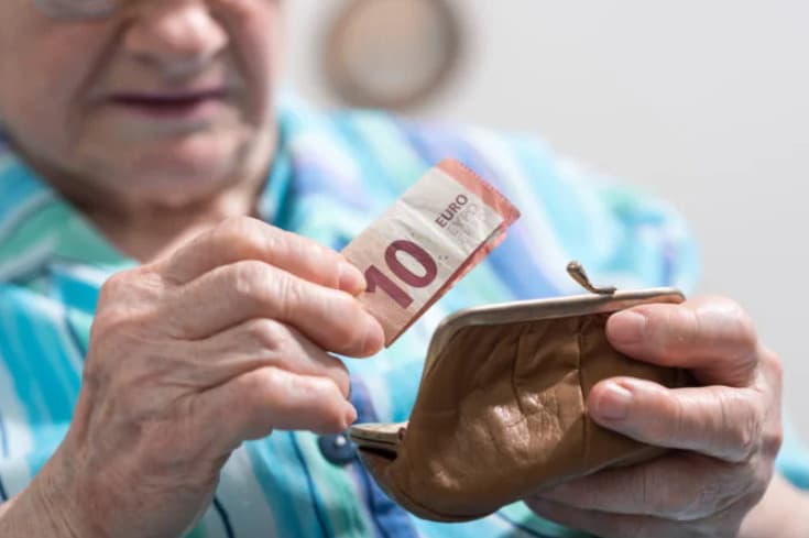Minimálne dôchodky sa od júla mimoriadne zvýšia o desiatky eur
