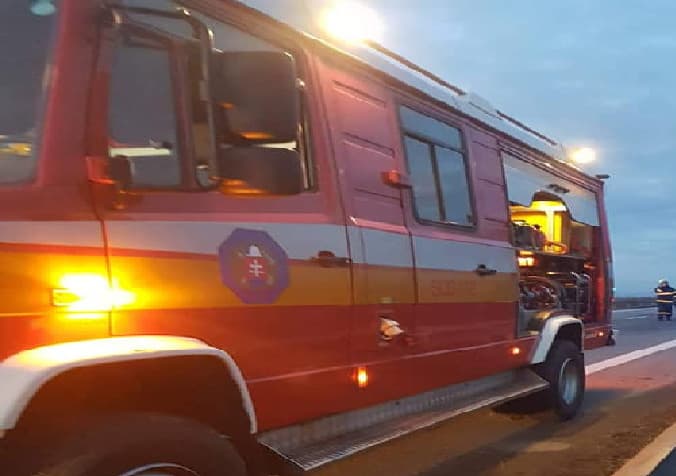 Auto verzus električka. Na Kuzmányho ulici zasahovali hasiči