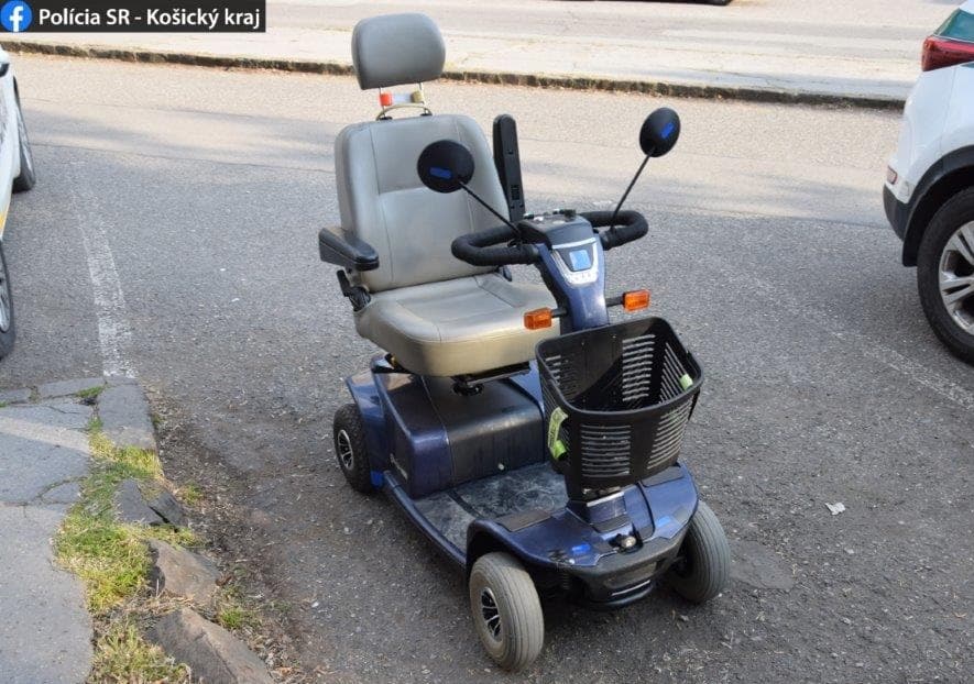 Muž pritlačil dôchodkyňu o invalidný vozík a ukradol jej hotovosť