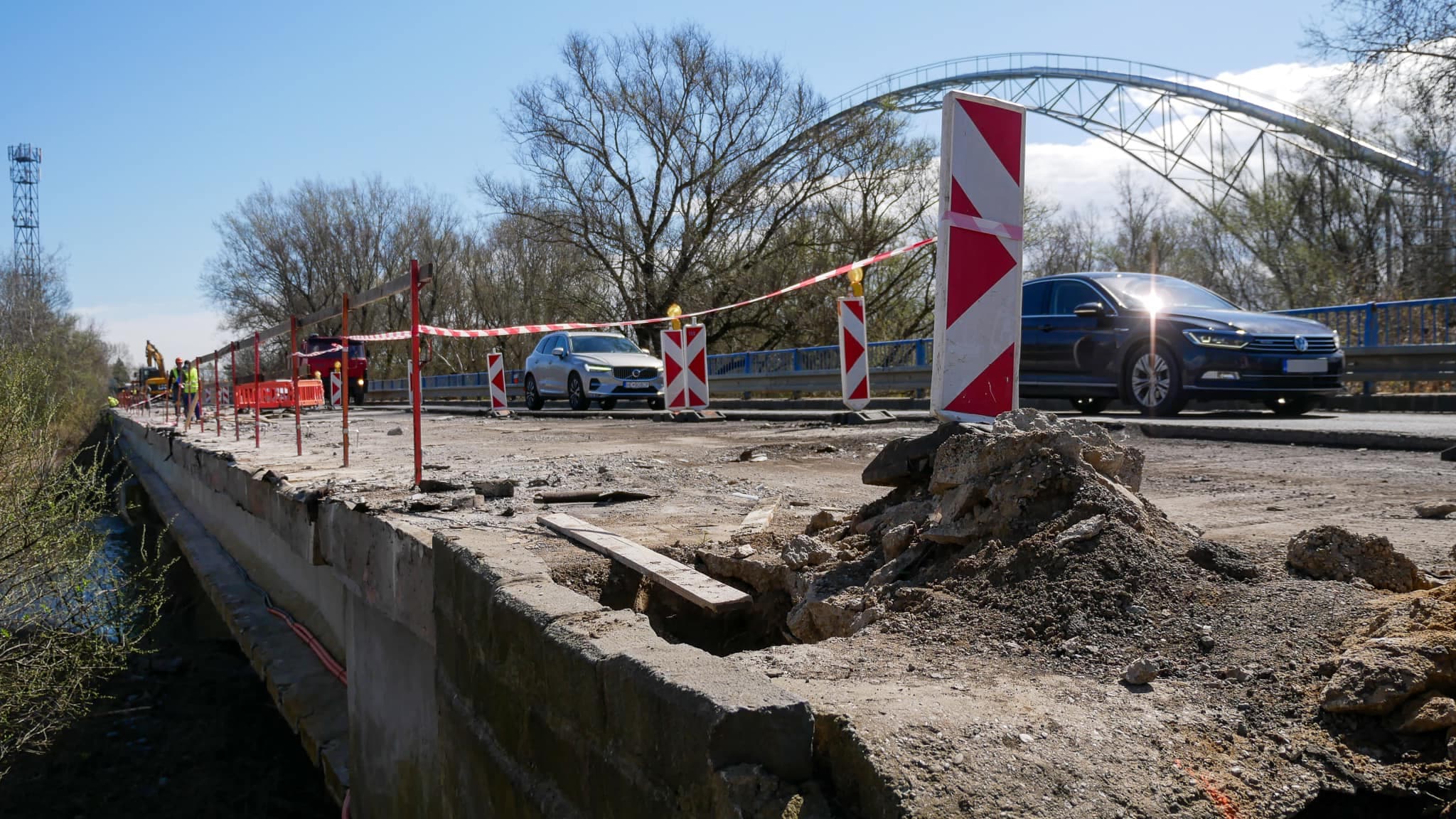KSK rekonštruuje pred Vojanmi most nad Laborcom (FOTO)