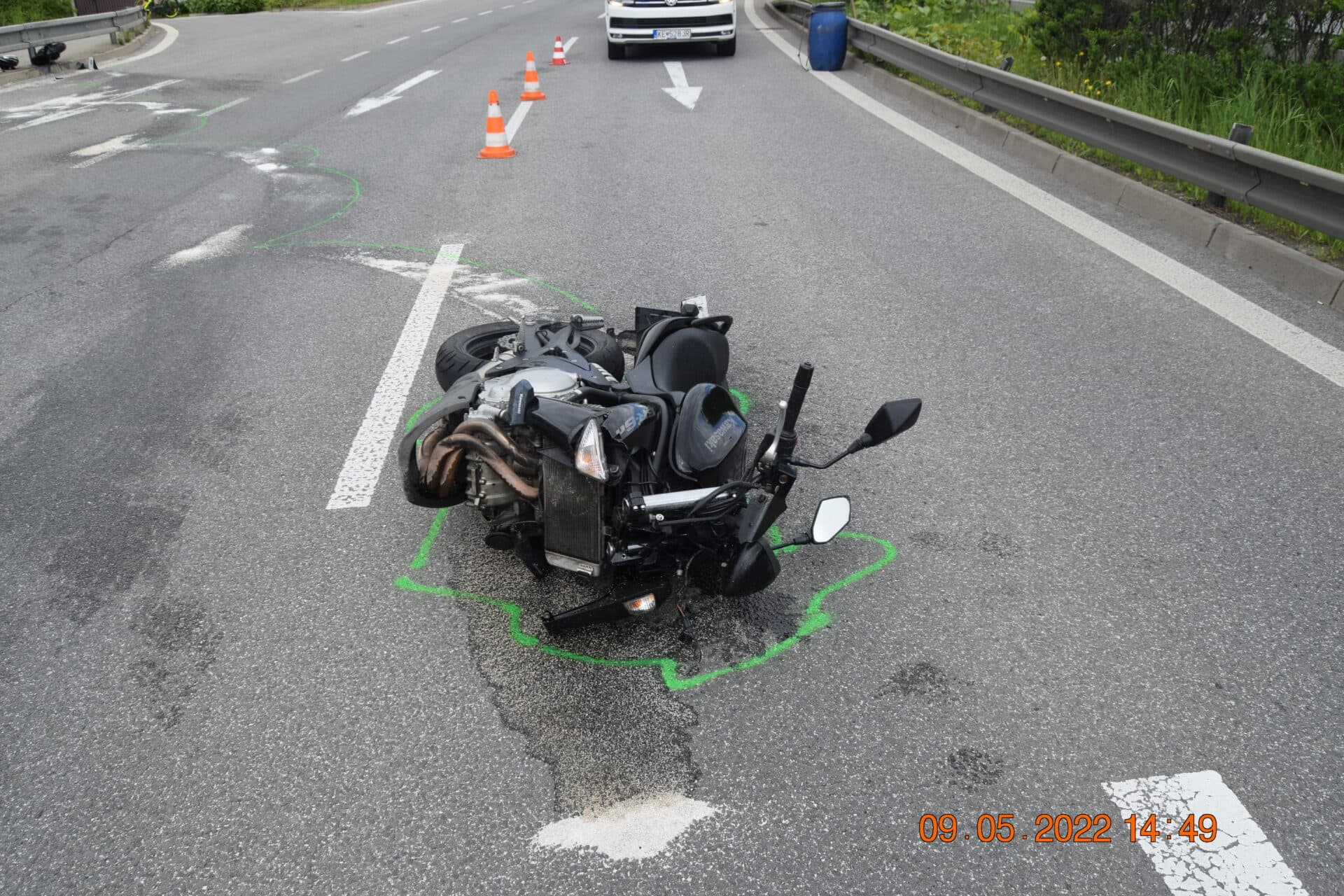 Pri dopravnej nehode na Sečovskej ceste skončila časť motorky mimo vozovky