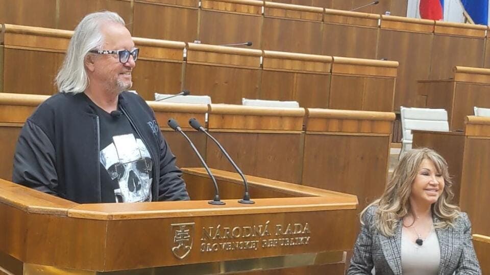 Nie všetkých potešil príchod miliónovej rodinky. TAKTO reagujú na Geissenovcov v parlamente