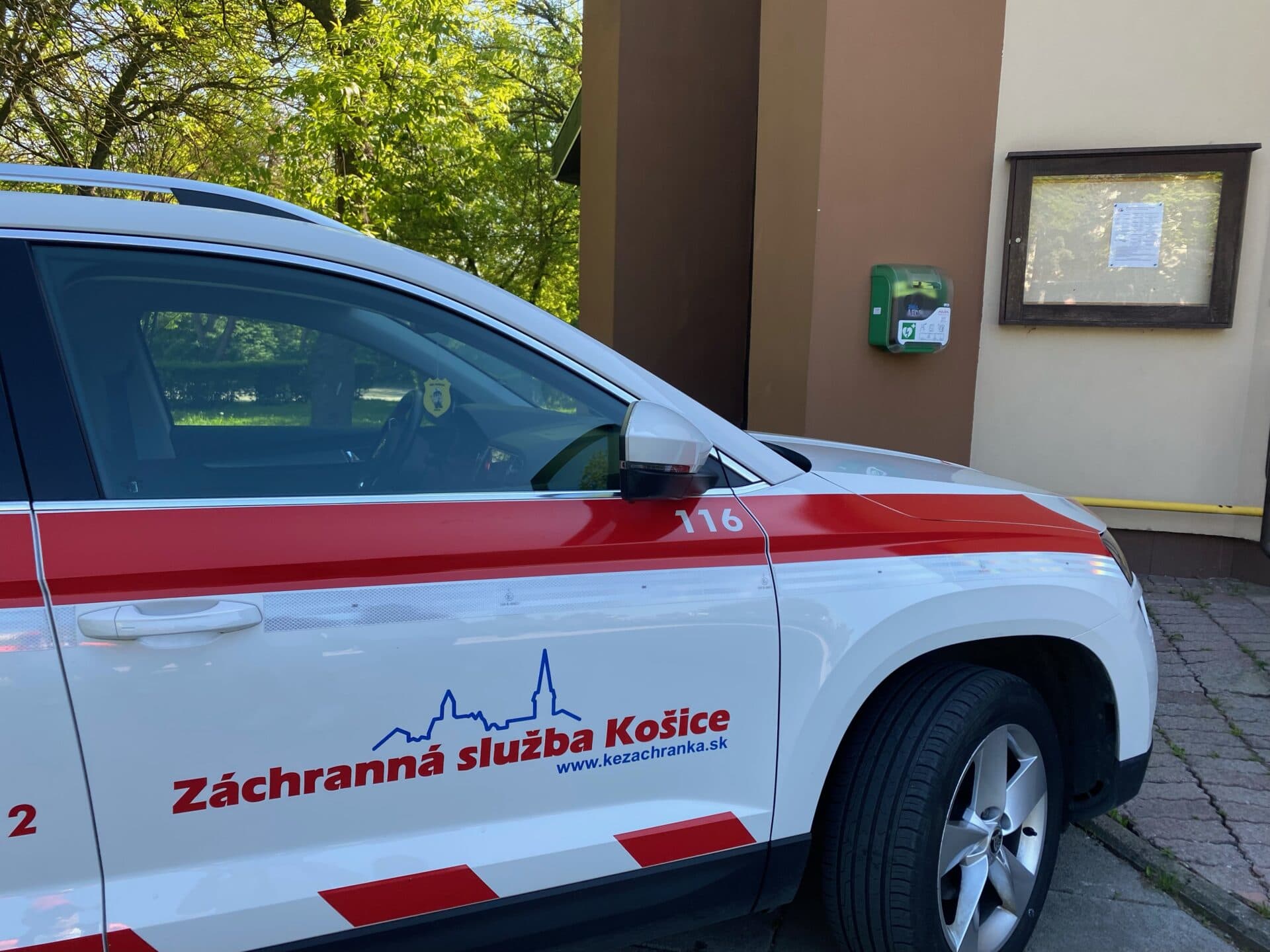Všetko, čo potrebujete vedieť o AED. Naučte sa zachrániť život (VIDEO)