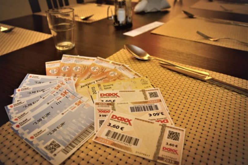 Papierové gastrolístky sa od budúceho roka menia na elektronické karty
