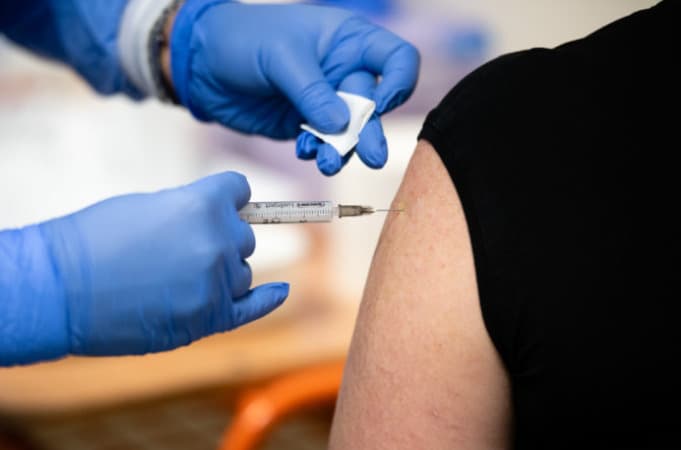 Druhá booster dávka chráni pred závažným priebehom COVIDu len do 10 týždňov po očkovaní