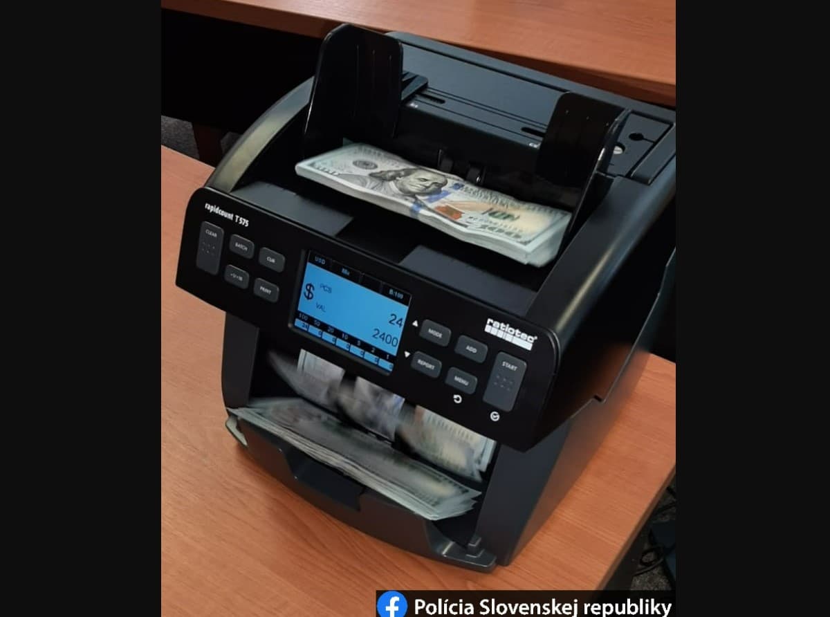 Colníci zaistili poriadny balík peňazí. Muž prevážal v batožine takmer milión eur