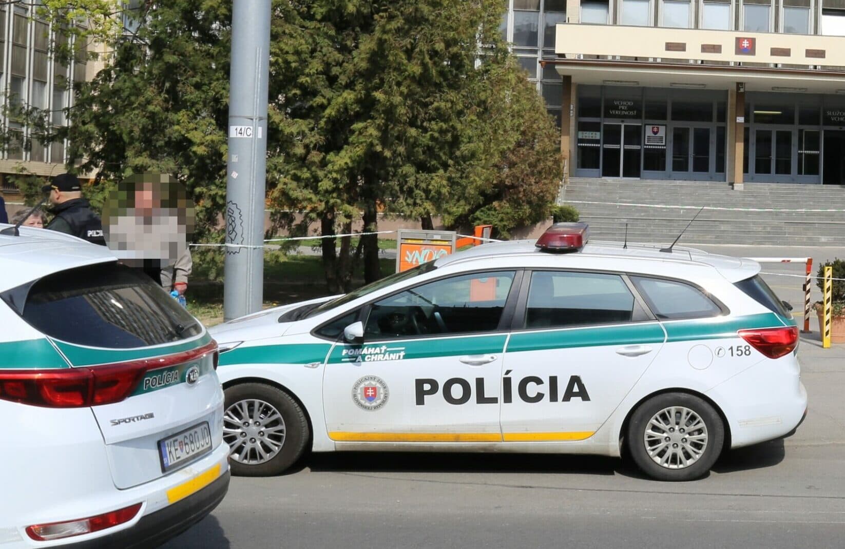 Policajná naháňačka pri vstupe do Košíc. Pacient na úteku pod hrozbou zbrane zastavil