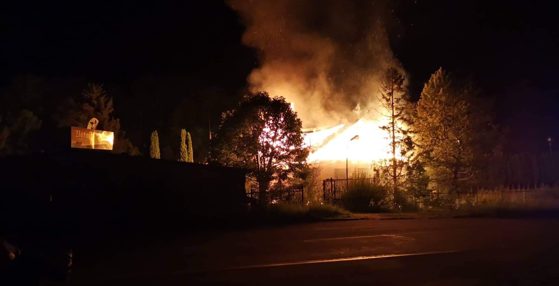 V noci došlo k požiaru bývalého rekreačného areálu Zlatník (FOTO)