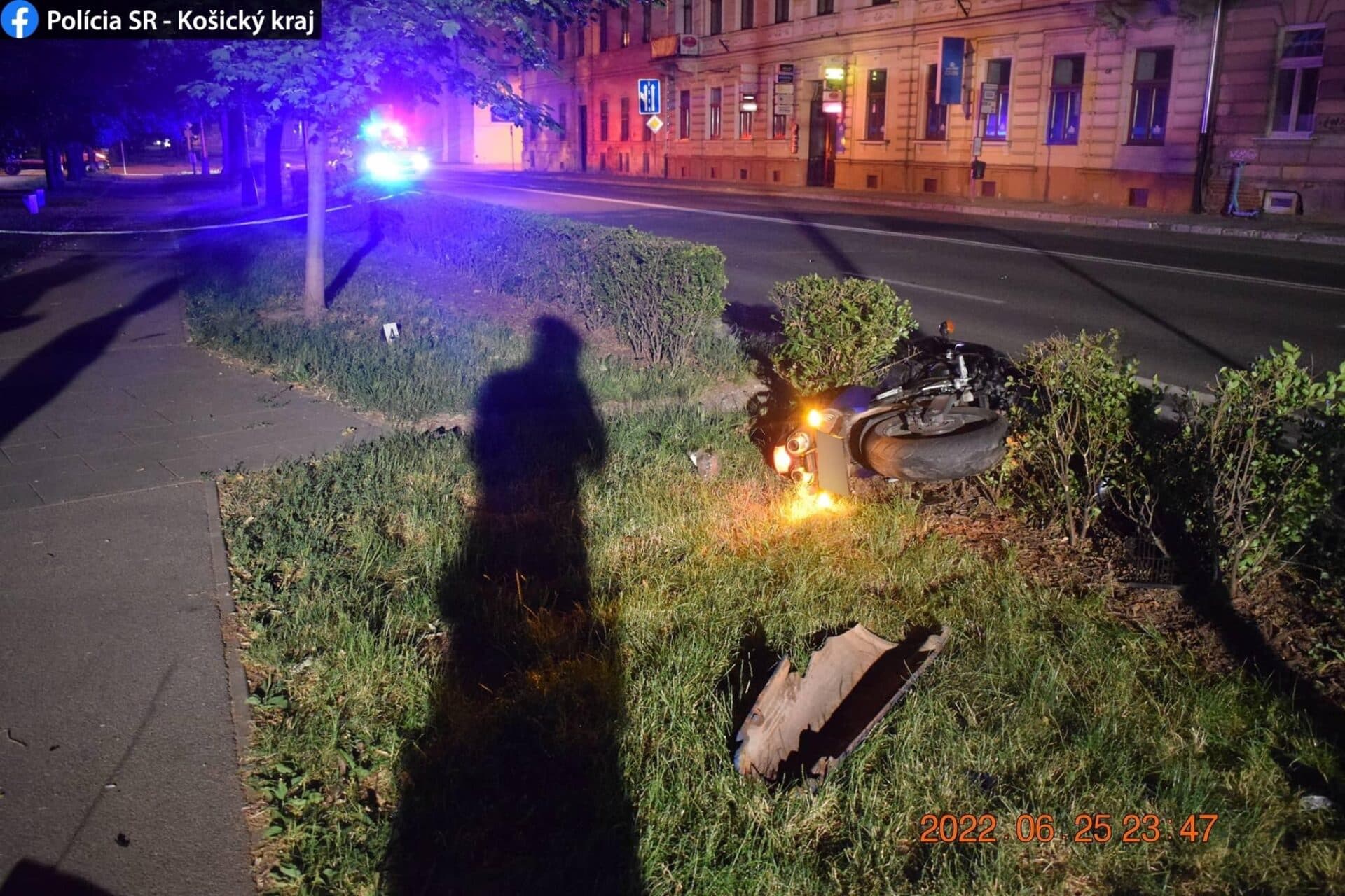 Počas noci prišiel v Košiciach o život mladý motorkár (FOTO)