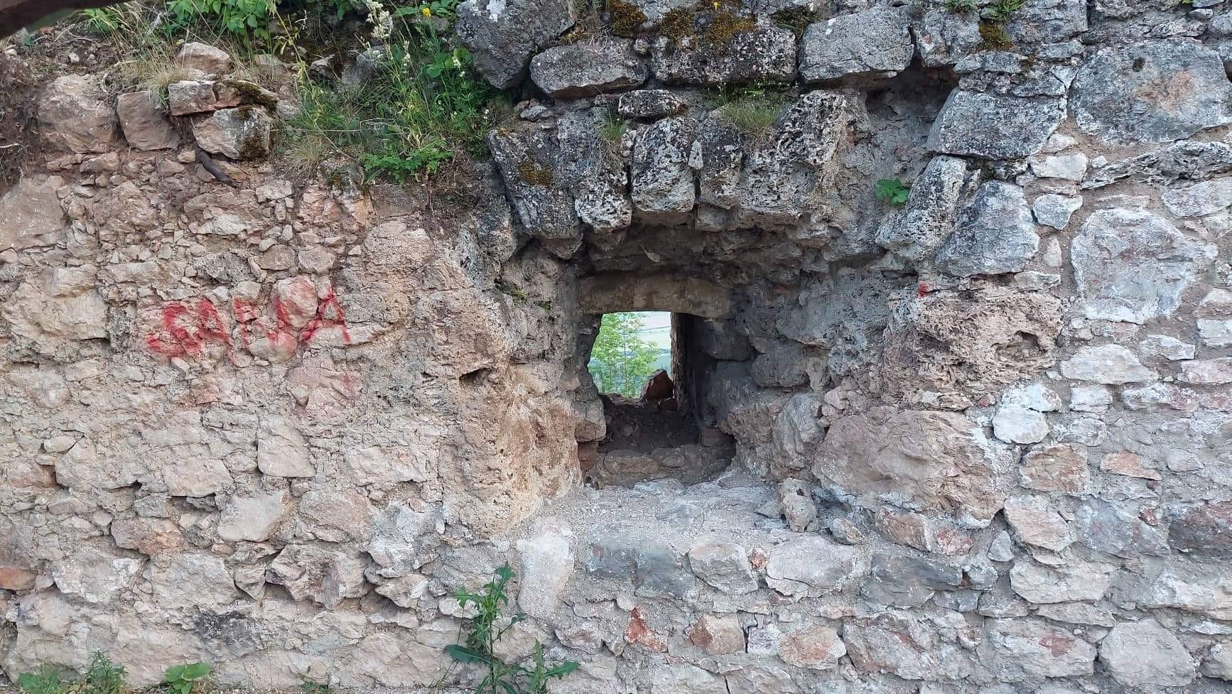 Neznámy páchateľ posprejoval múry hradu Turňa (FOTO)