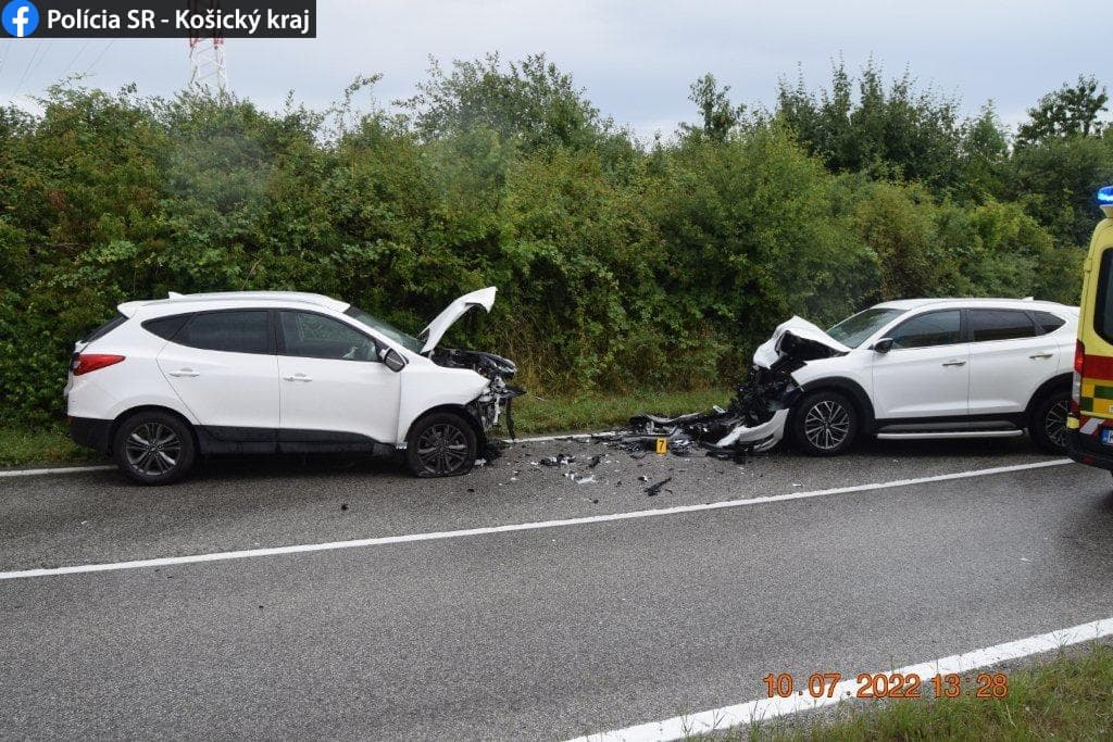 Pri čelnej zrážke sa zranilo až 6 osôb! (FOTO)