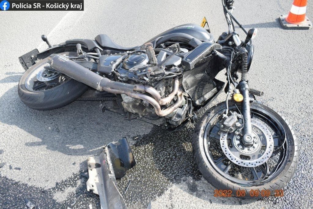 Vodič auta nedal prednosť motocyklistovi, ten skončil s ťažkým zranením (FOTO)