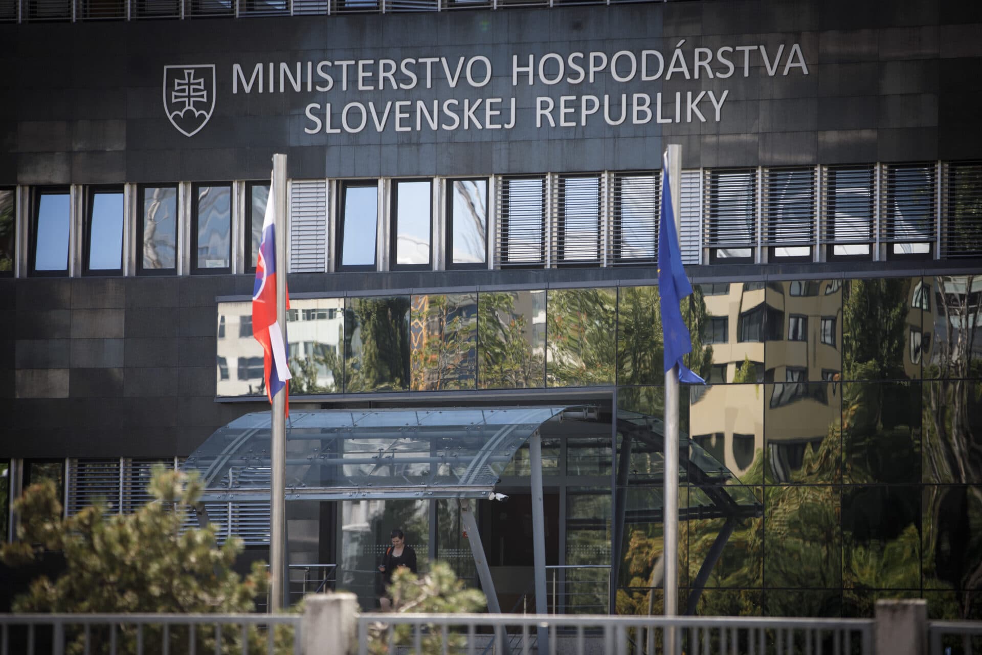 Ministerstvá a ústredné orgány štátnej správy nesplnili vyše 50 úloh z uznesení vlády