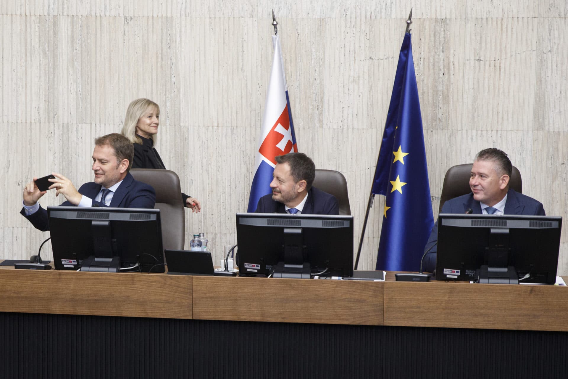 Dnes sa začína mimoriadna schôdza o vyslovení nedôvery vláde