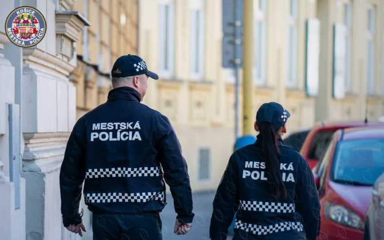 Žena sa snažila preliezť zábradlie mosta. Mestská polícia okamžite zakročila!