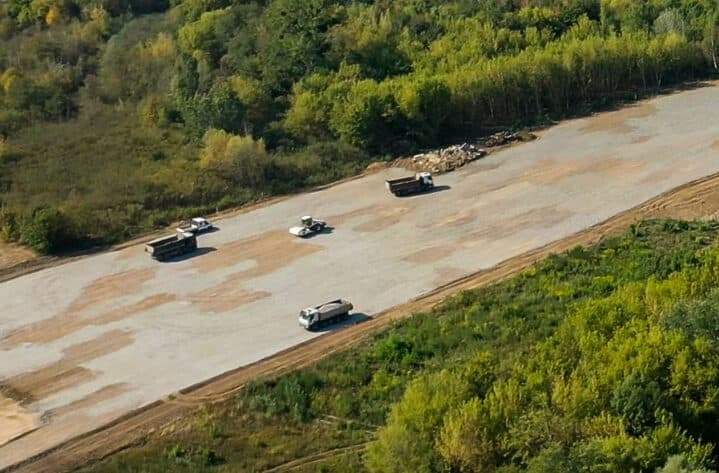 Výstavba časti obchvatu Košíc na R2 napreduje, odvážajú ornicu a sanujú podložie