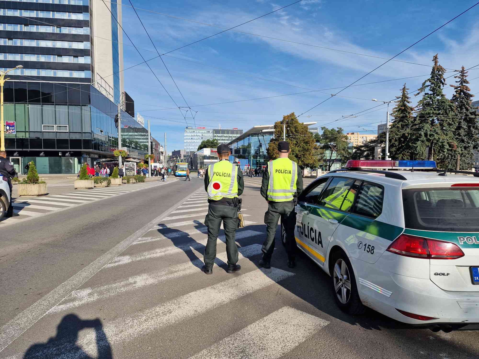 Policajti si počas adventu posvietia na vodičov, kolobežkárov aj chodcov