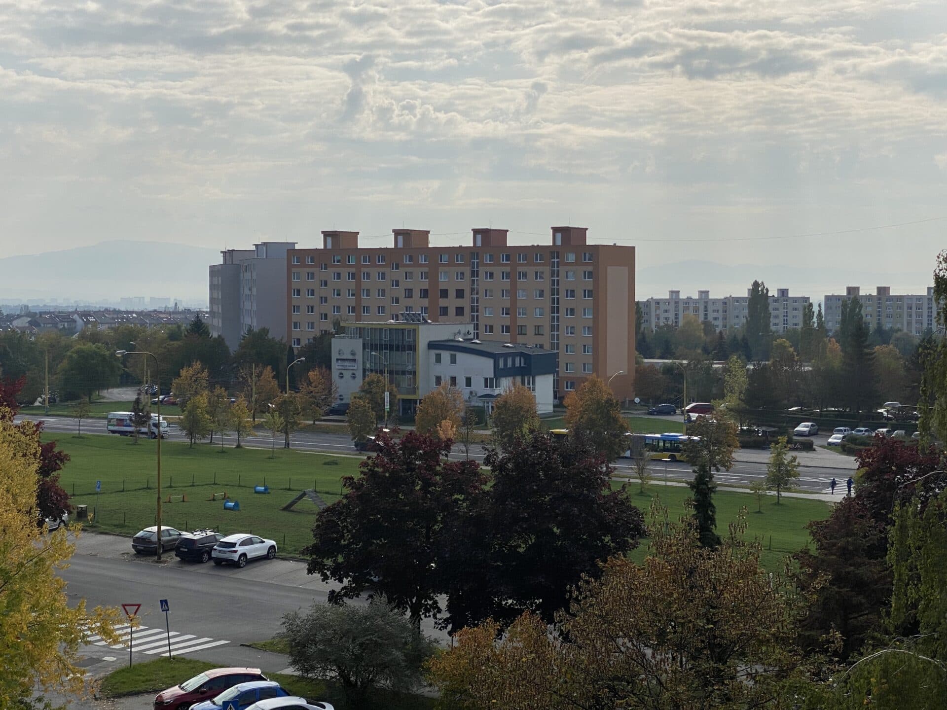 Vo vnútrobloku na sídlisku KVP pribudne zeleň aj športové plochy