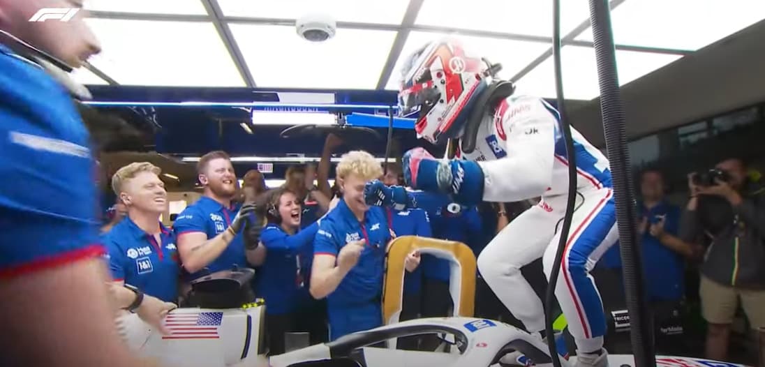 Magnussen prvýkrát v kariére zvíťazil v kvalifikácii, jeho kolega Schumacher skončil posledný
