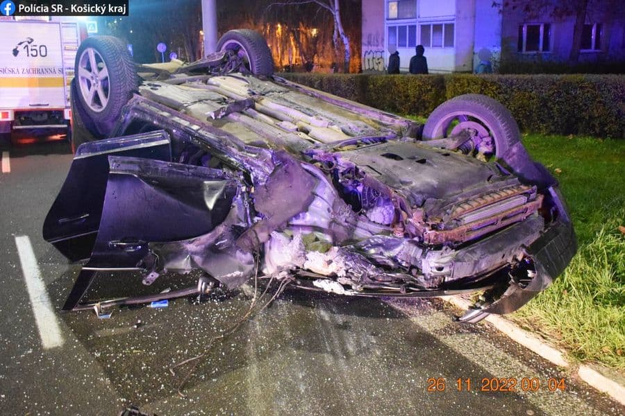 Pri Amfiteátri skončilo auto na streche! Príčinou bol opäť alkohol (FOTO)