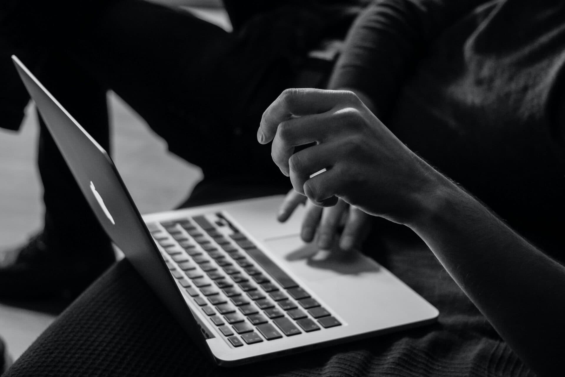 Najčastejšími obeťami útokov extrémistov sú Rómovia, v online svete zase Židia