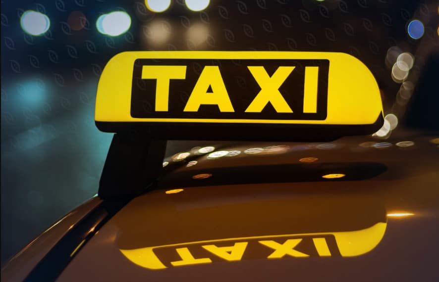 Mestskí policajti počas kontroly taxislužieb odhalili vodiča s falošnými dokladmi