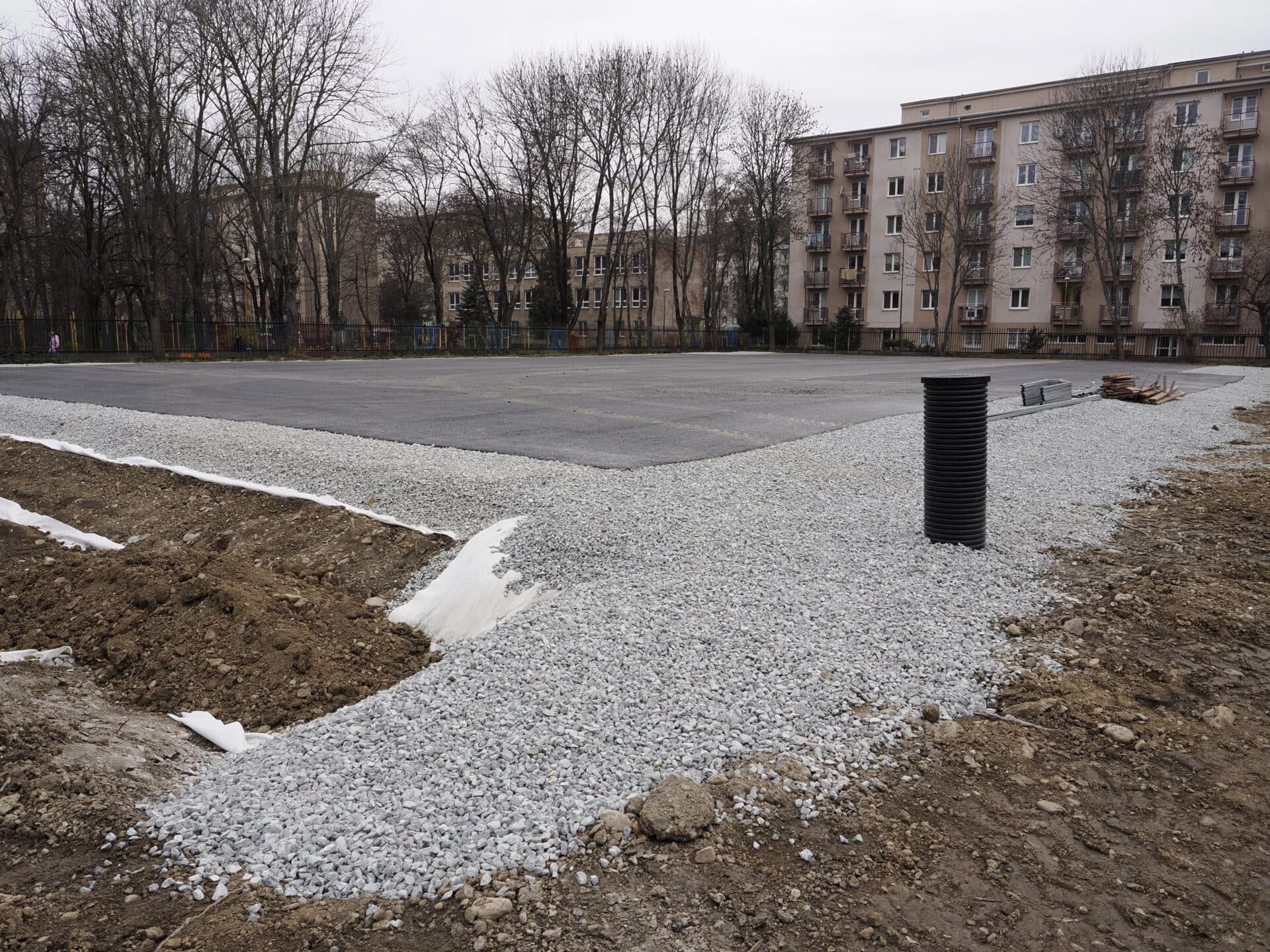Na Janigovej a v Parku mládeže pokračuje výstavba školských športovísk
