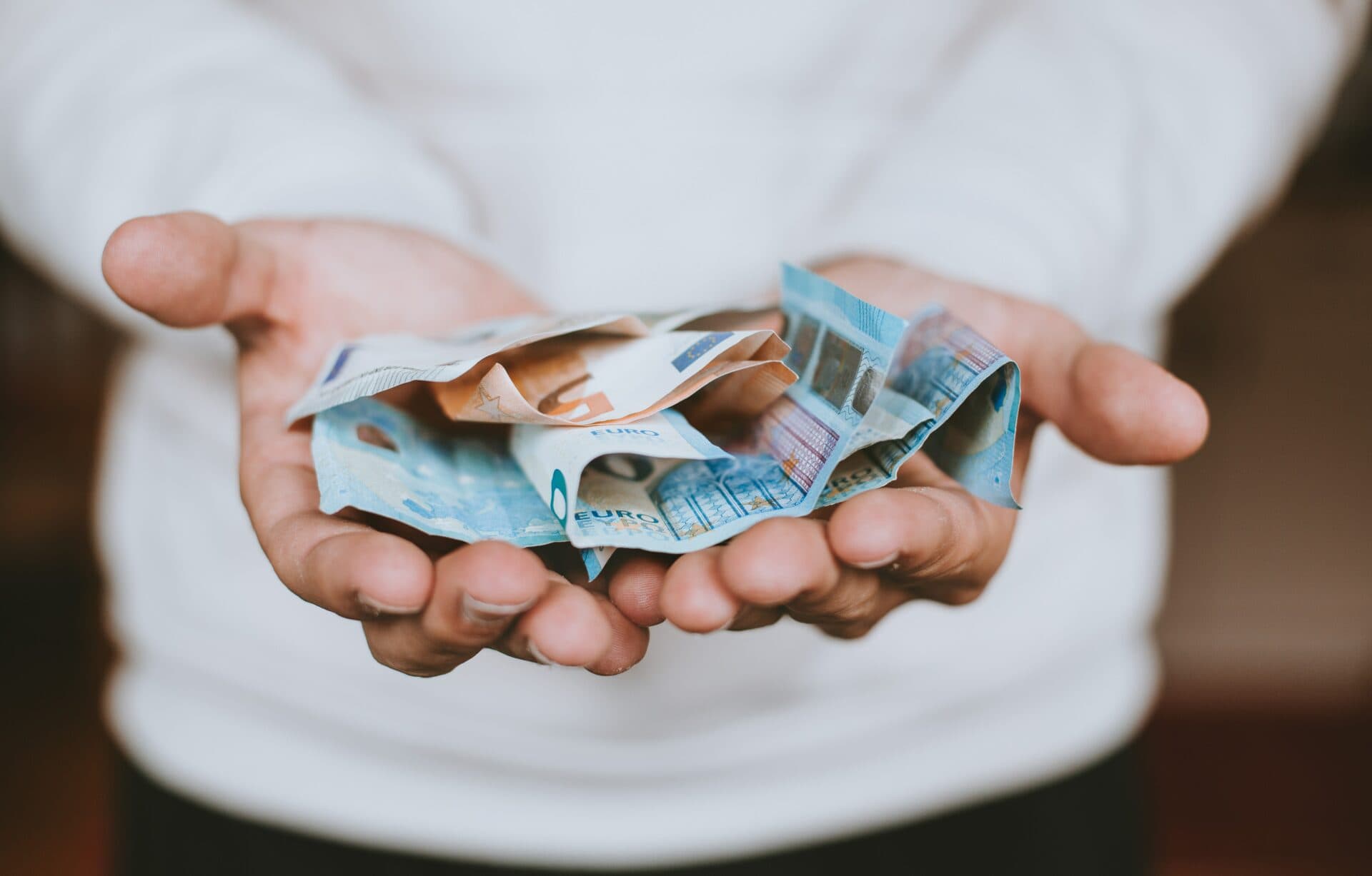 Zadlženosť Slovákov neklesá, v septembri zbankrotovalo vyše 900 ľudí