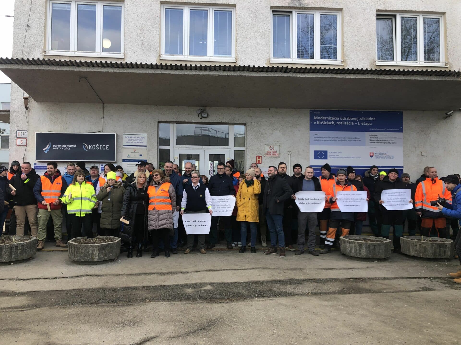 Odborári dnes začali ostrý štrajk. Vynechá MHD aj nasledujúce dni? (FOTO)