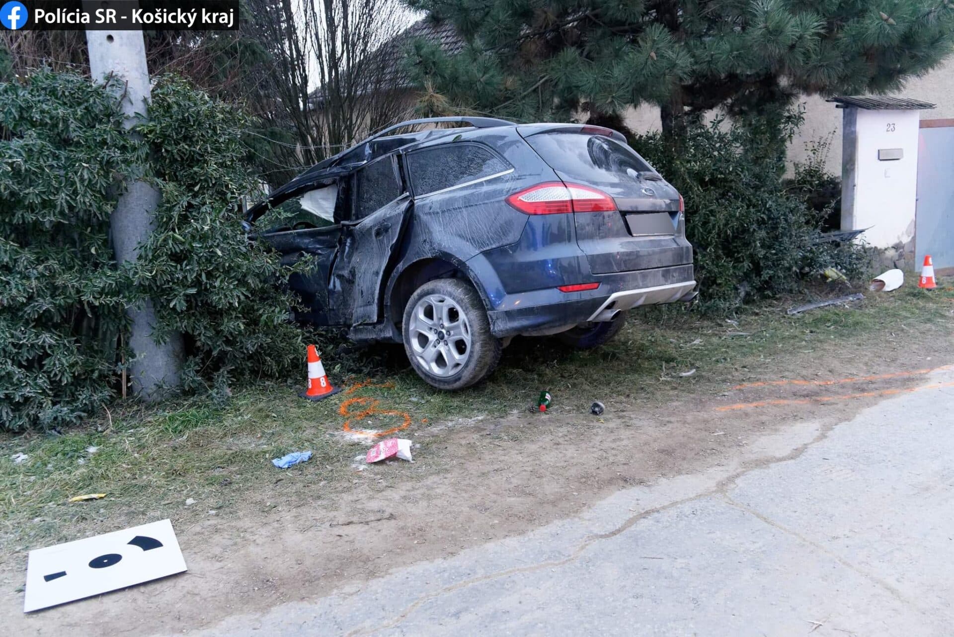 Zrazil chodca na chodníku, skončil v oplotení domu