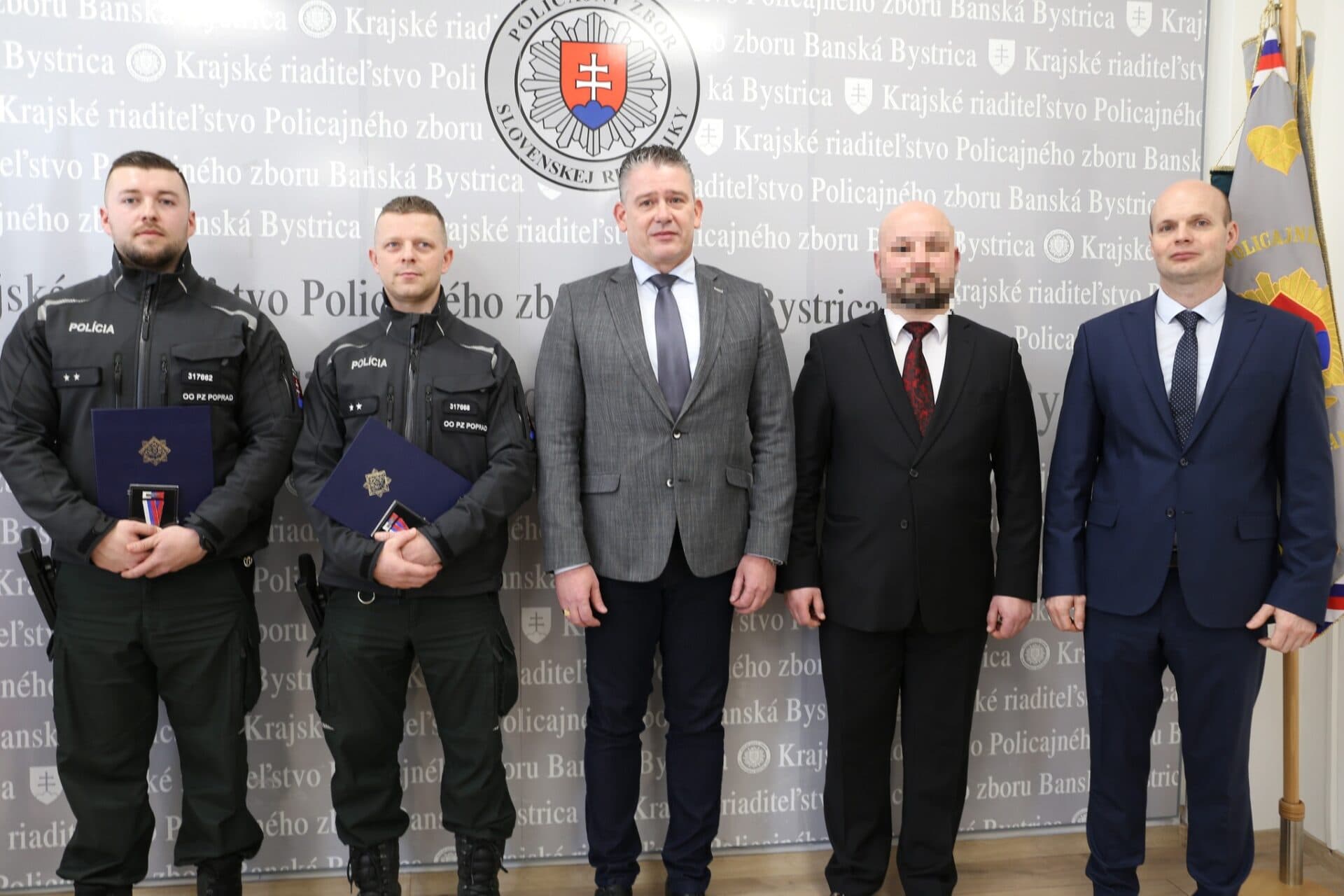 Za záchranu týranej ženy dostali policajti mimoriadne povýšenie