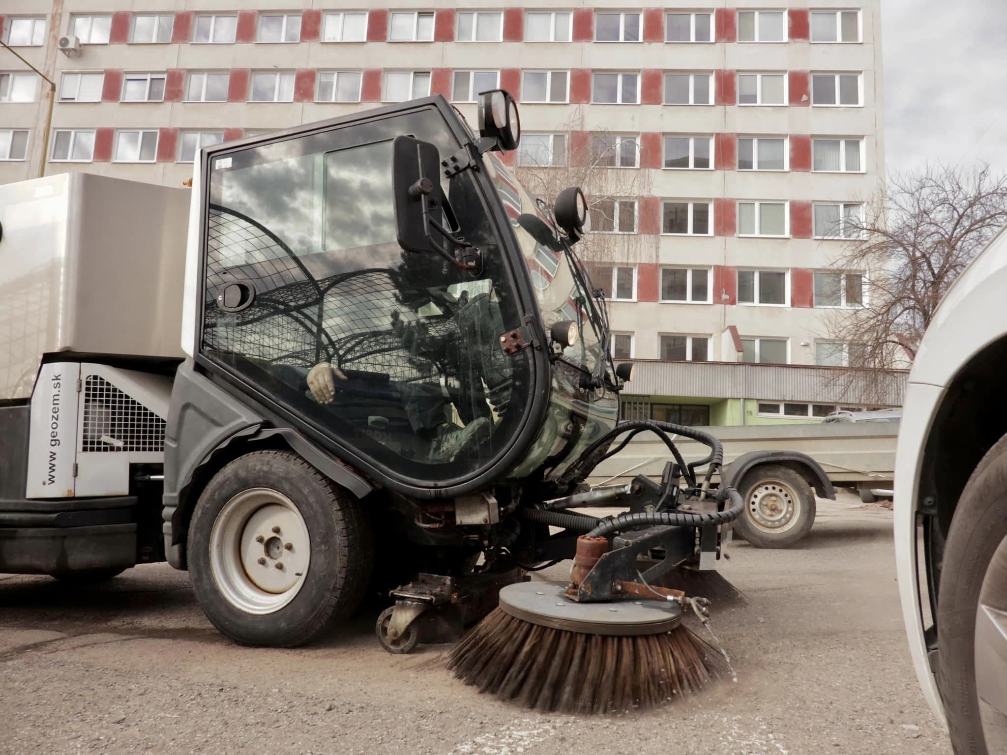 V Košiciach sa začalo s čistením mesta od posypového materiálu. Zapojiť sa môže aj verejnosť