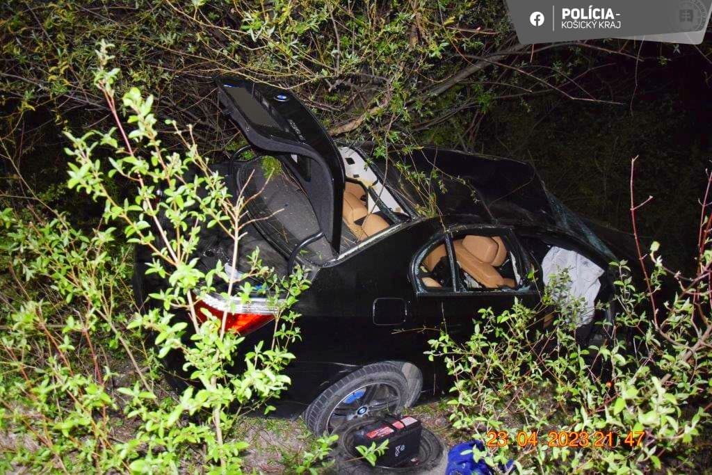BMW zišlo z cesty a skončilo na streche. Spolujazdec utrpel ťažké zranenia
