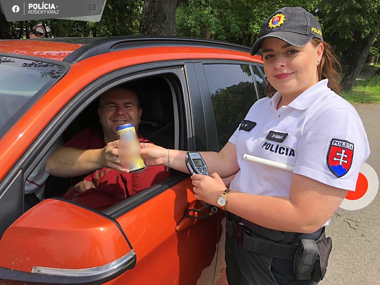 Fotografia k súvisiacemu článku Polícia odmeňuje zodpovedných vodičov plnými plechovkami