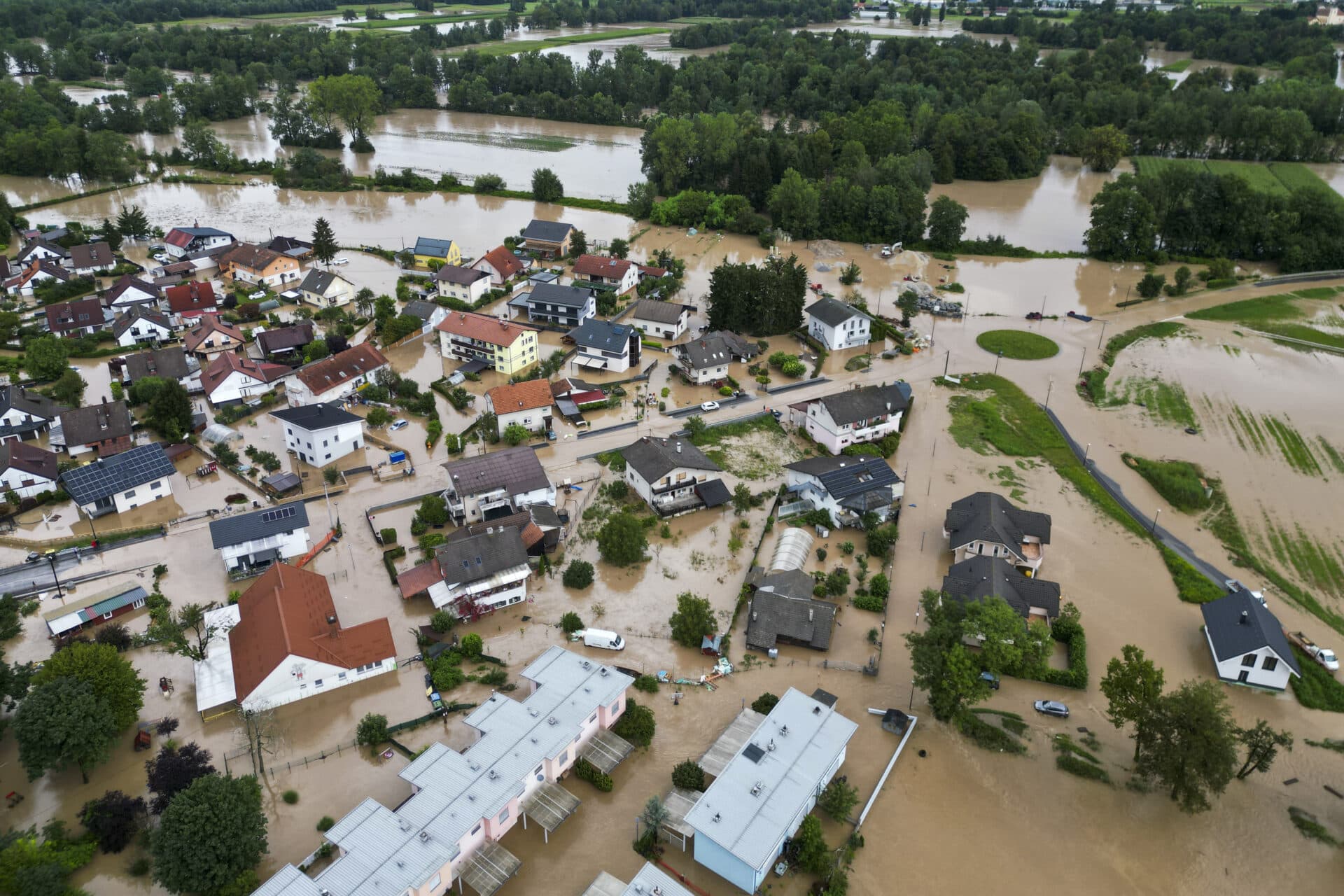 Slovensko posiela na pomoc Slovinsku štyri ťažké pásové rýpadlá