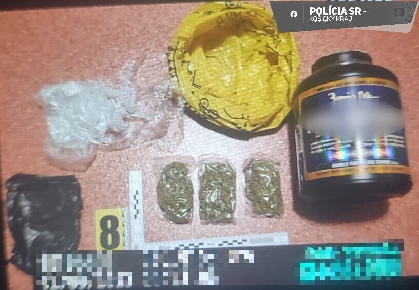 19-ročnému mladíkovi hrozí až 10 rokov za mrežami. Polícia u neho zadržala drogy