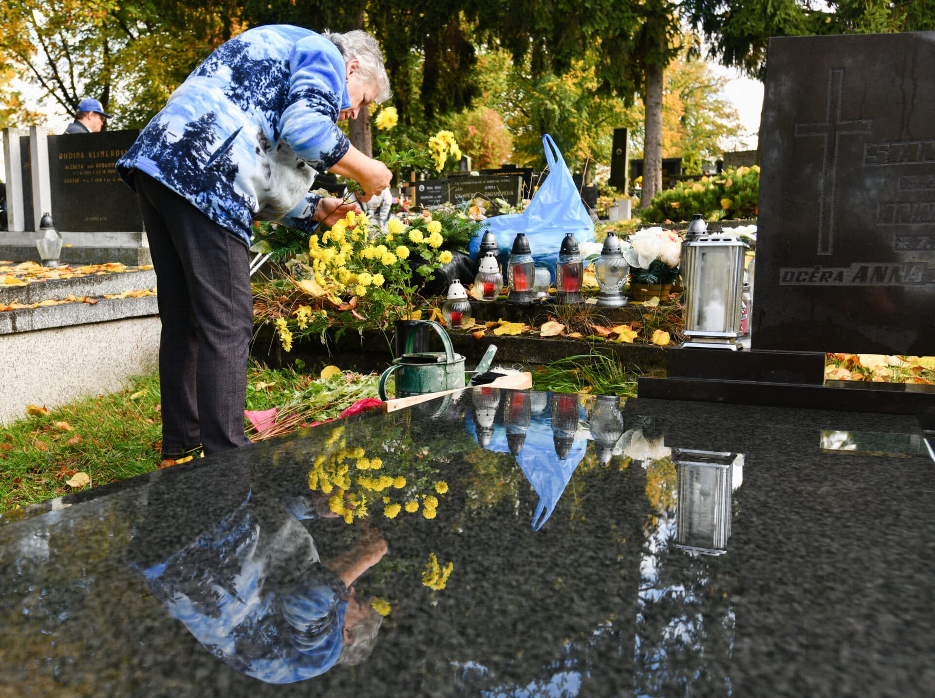 Hasiči pripomínajú, že aj na cintorínoch môže vzniknúť požiar