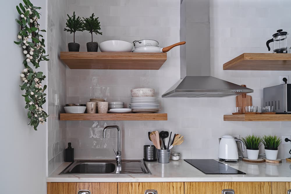 Jednoduché tipy, ako si aj v malej kuchyni vytvoríte veľa miesta